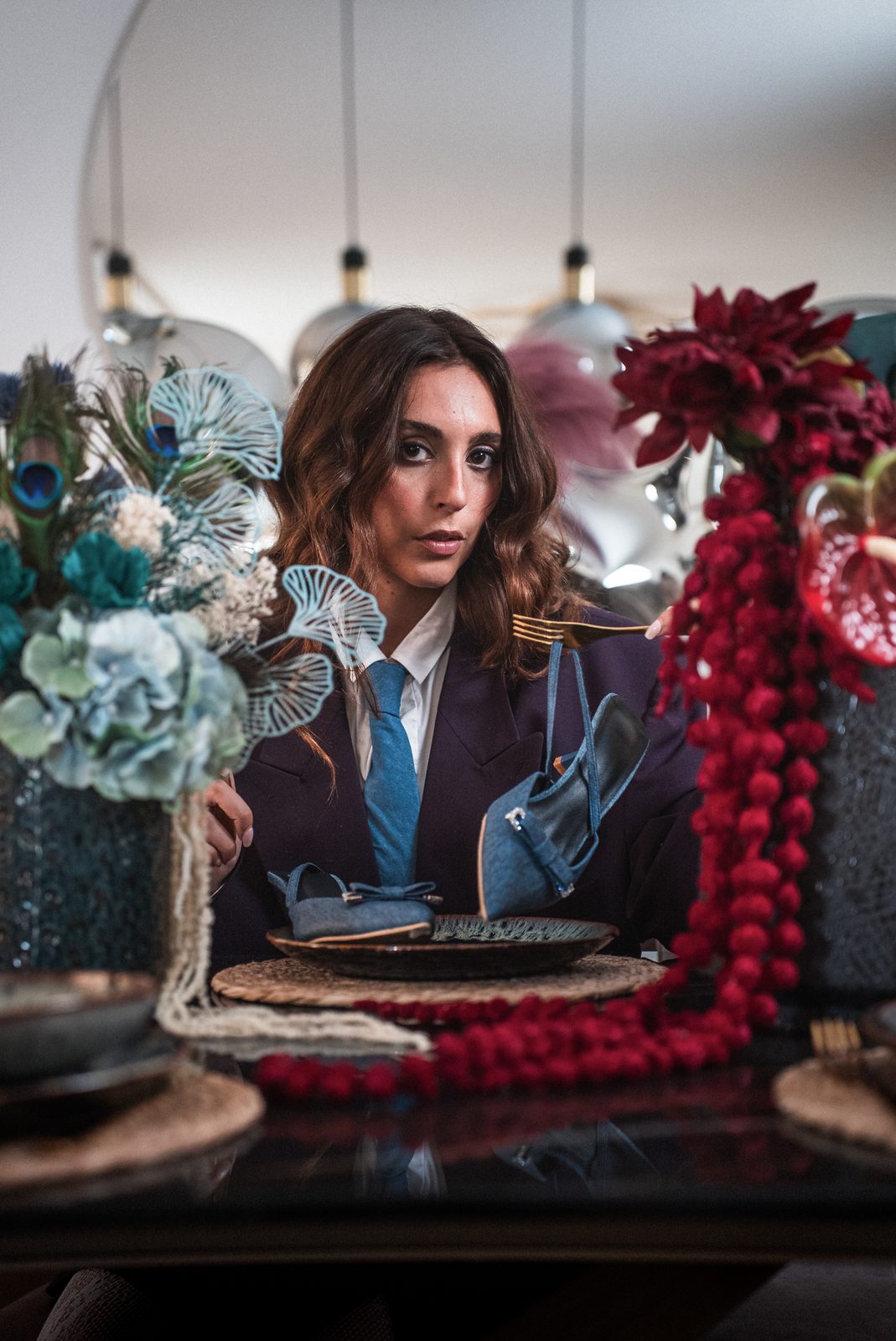 Pimpas. Une table dressée, les fleurs séchées en vedette.